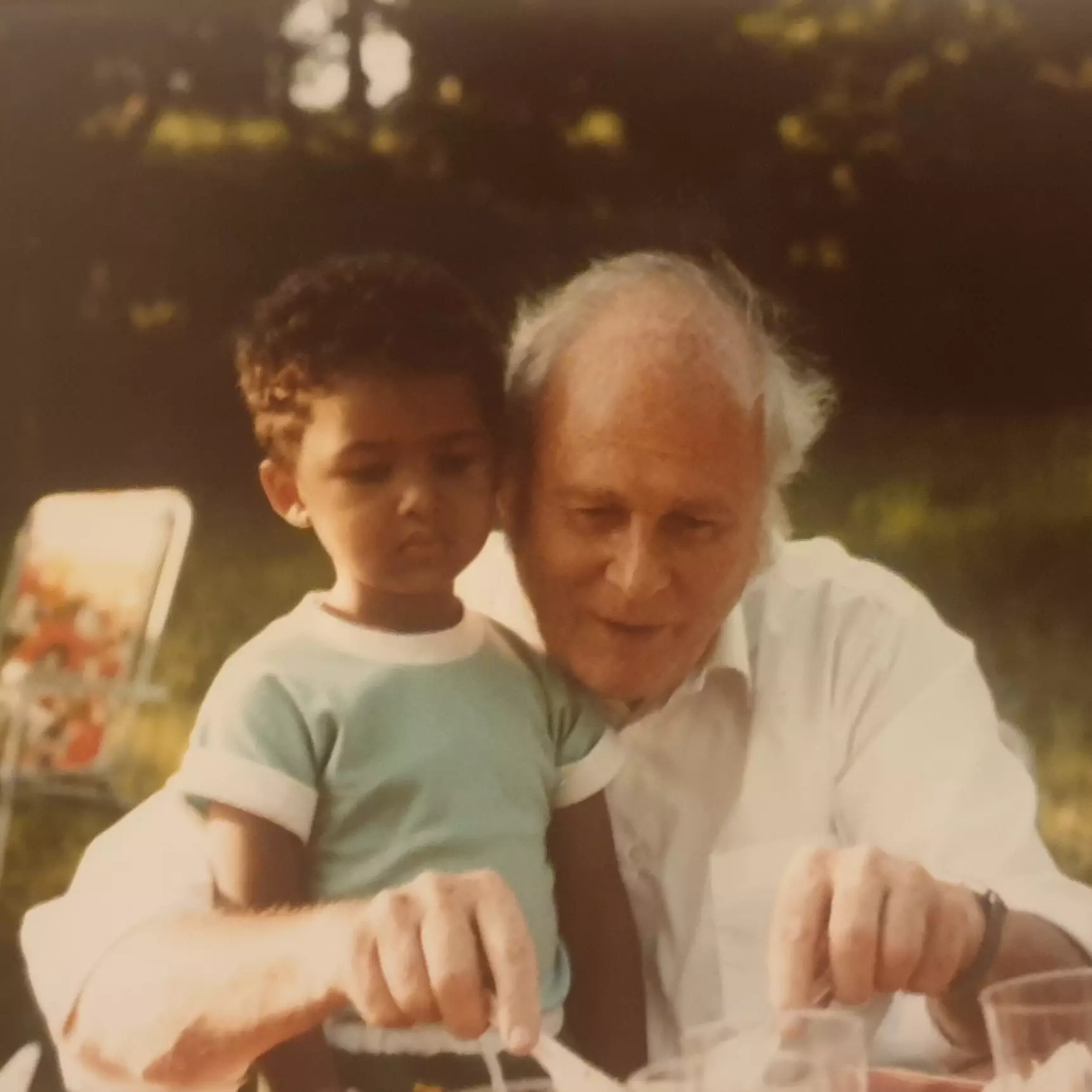 Hermann widmer et stephanie widmer entrain de manger a un pick nick au communal la sagne